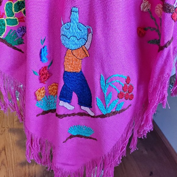 Vintage wool, Hand Embroidered poncho - Picture 4 of 8
